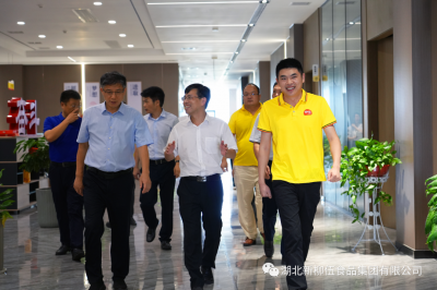 楊勇市長一行考察新柳伍集團(tuán)，調(diào)研建設(shè)全國蝦-稻特色產(chǎn)業(yè)高質(zhì)量發(fā)展示范基地